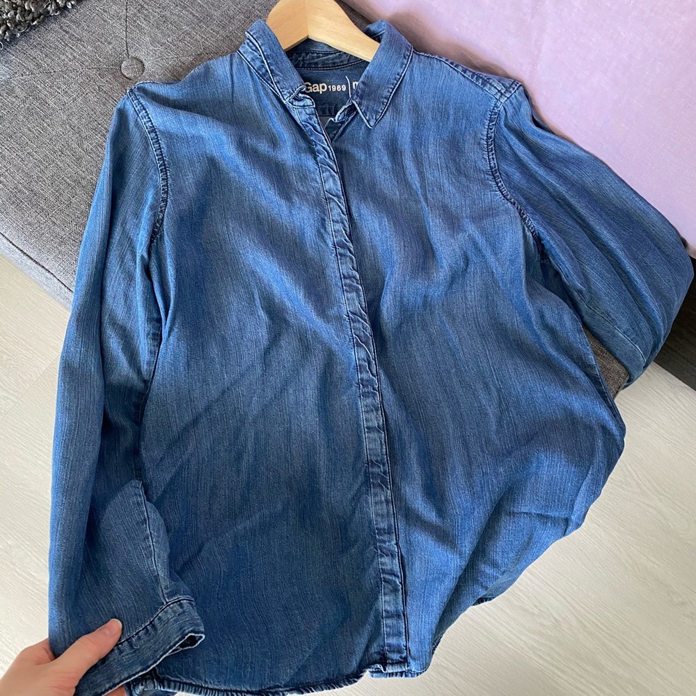 ❗️SOLD❗️Gap Jean Shirt